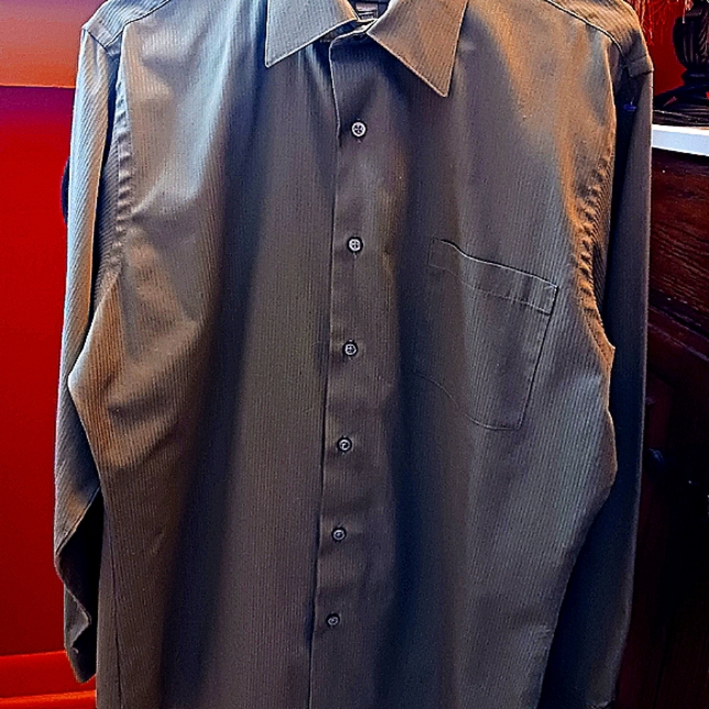 VanHeuson Men's Fitted dress Shirt  16 32/33 really nice shirt, like new